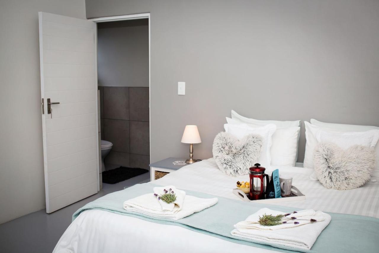 Three Feathers Cottages Langebaan Esterno foto
