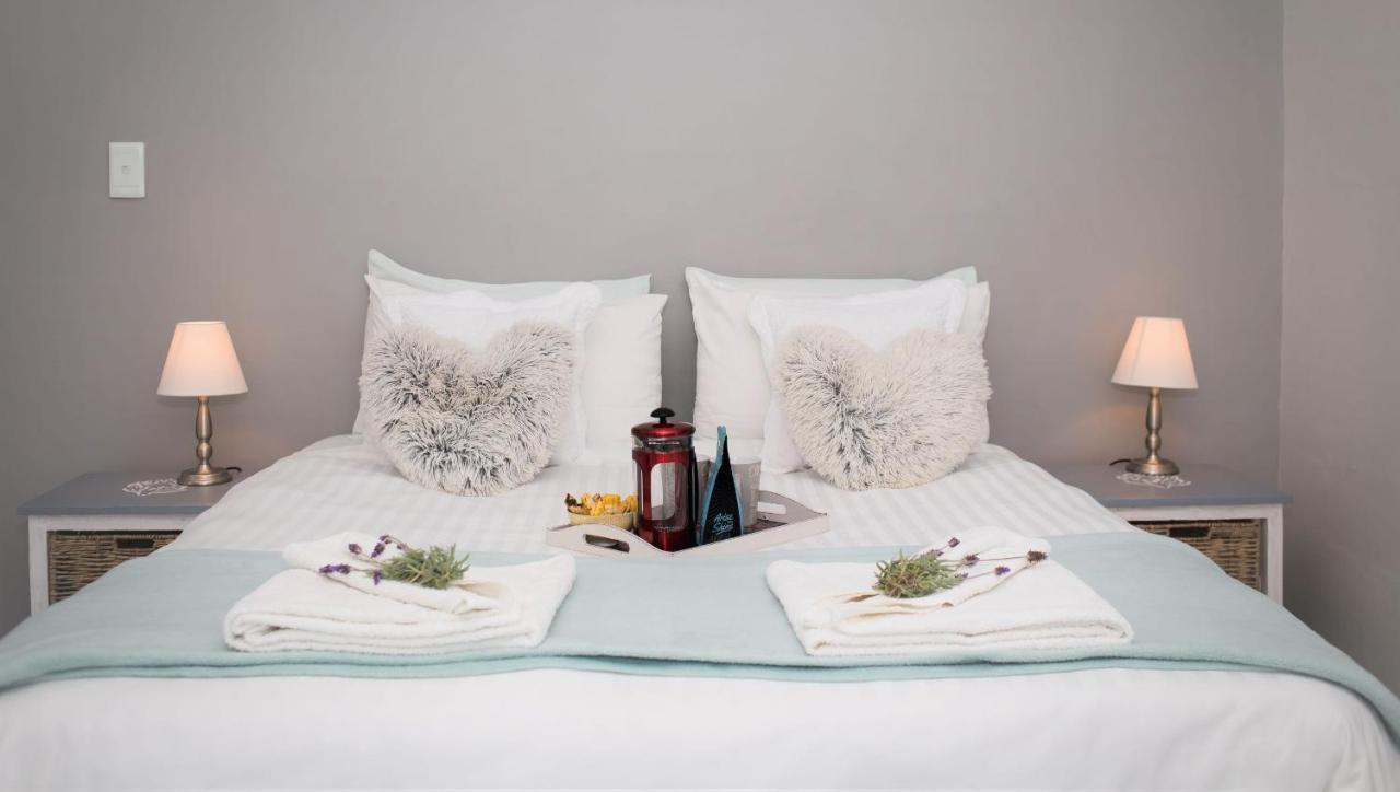 Three Feathers Cottages Langebaan Esterno foto