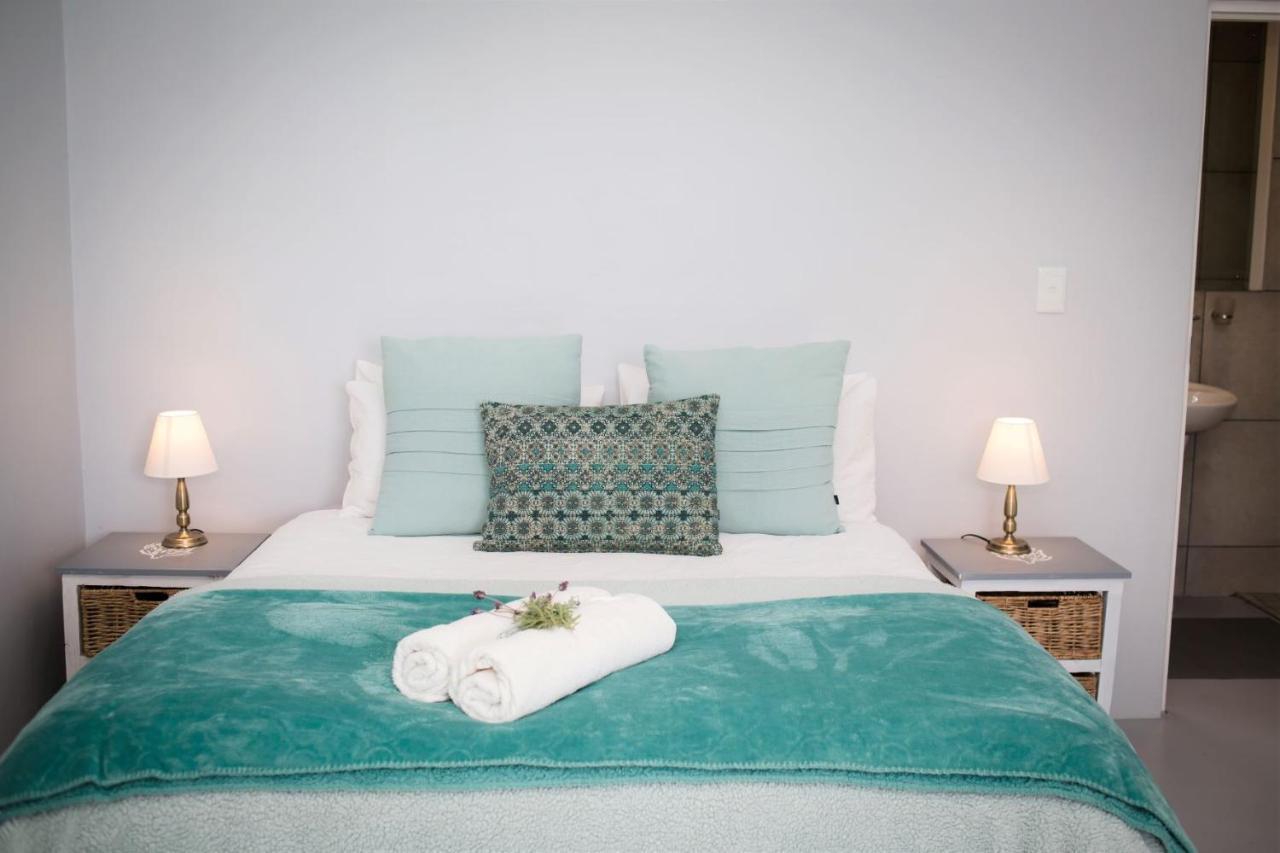 Three Feathers Cottages Langebaan Esterno foto