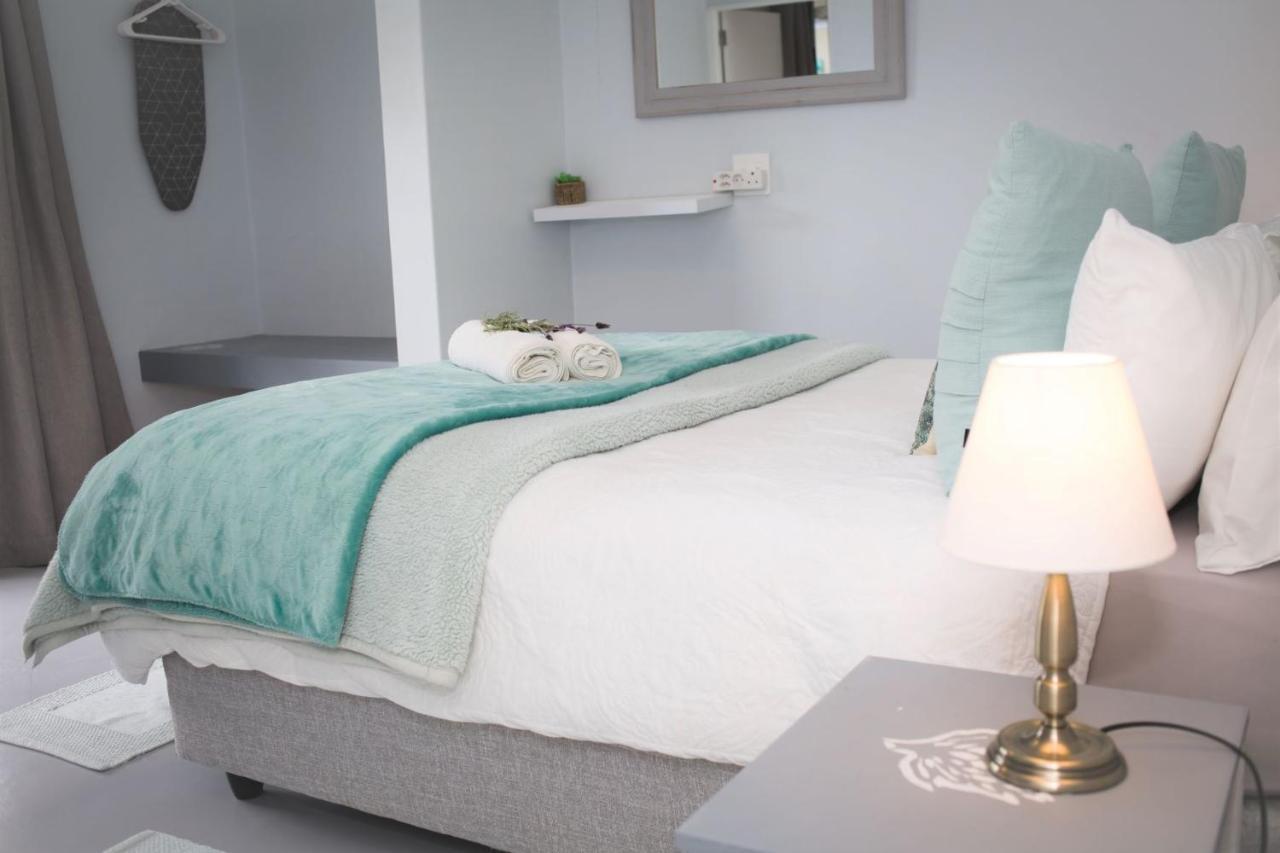 Three Feathers Cottages Langebaan Esterno foto