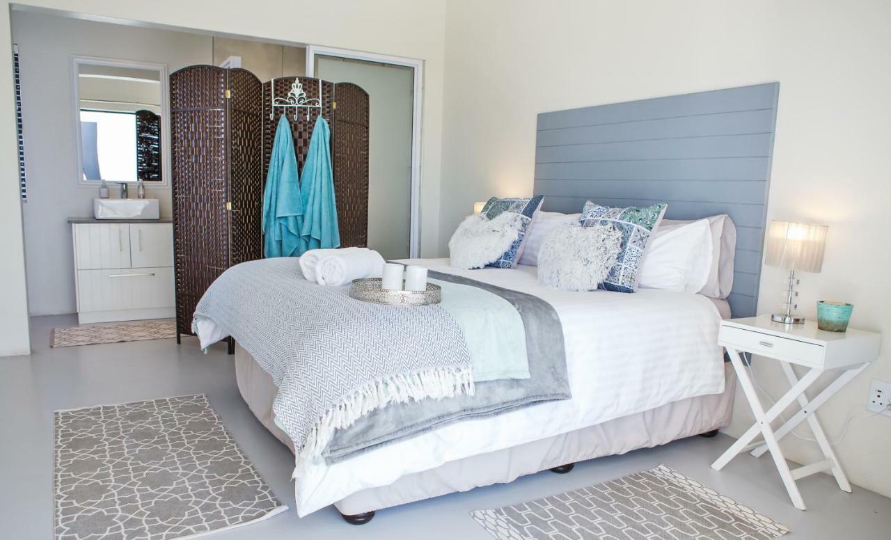 Three Feathers Cottages Langebaan Esterno foto
