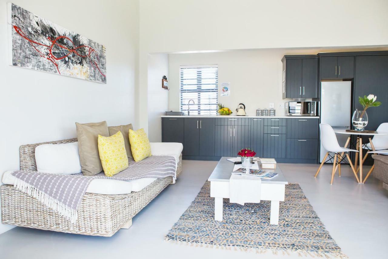 Three Feathers Cottages Langebaan Esterno foto
